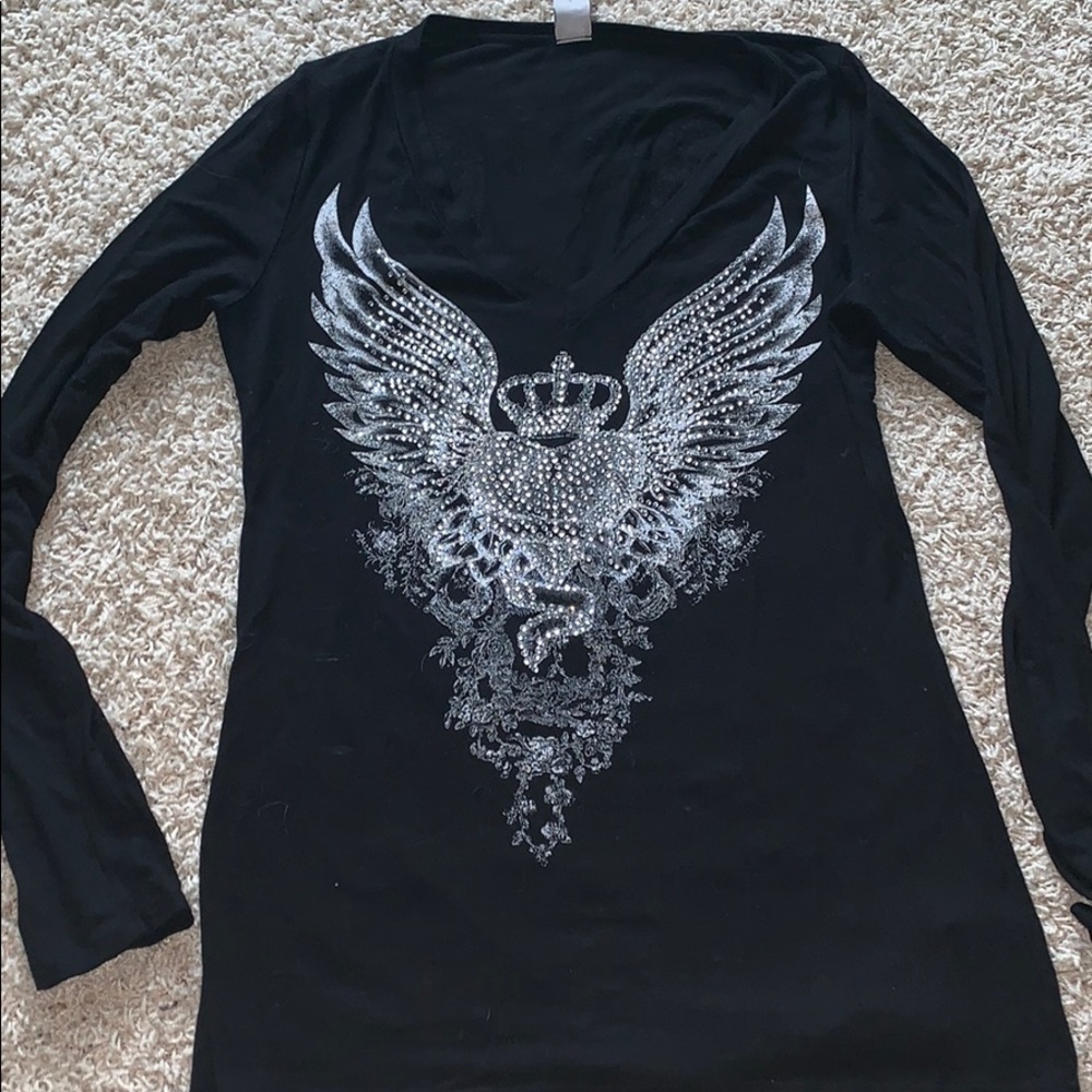 Black long sleeve v neck graphic T-shirt